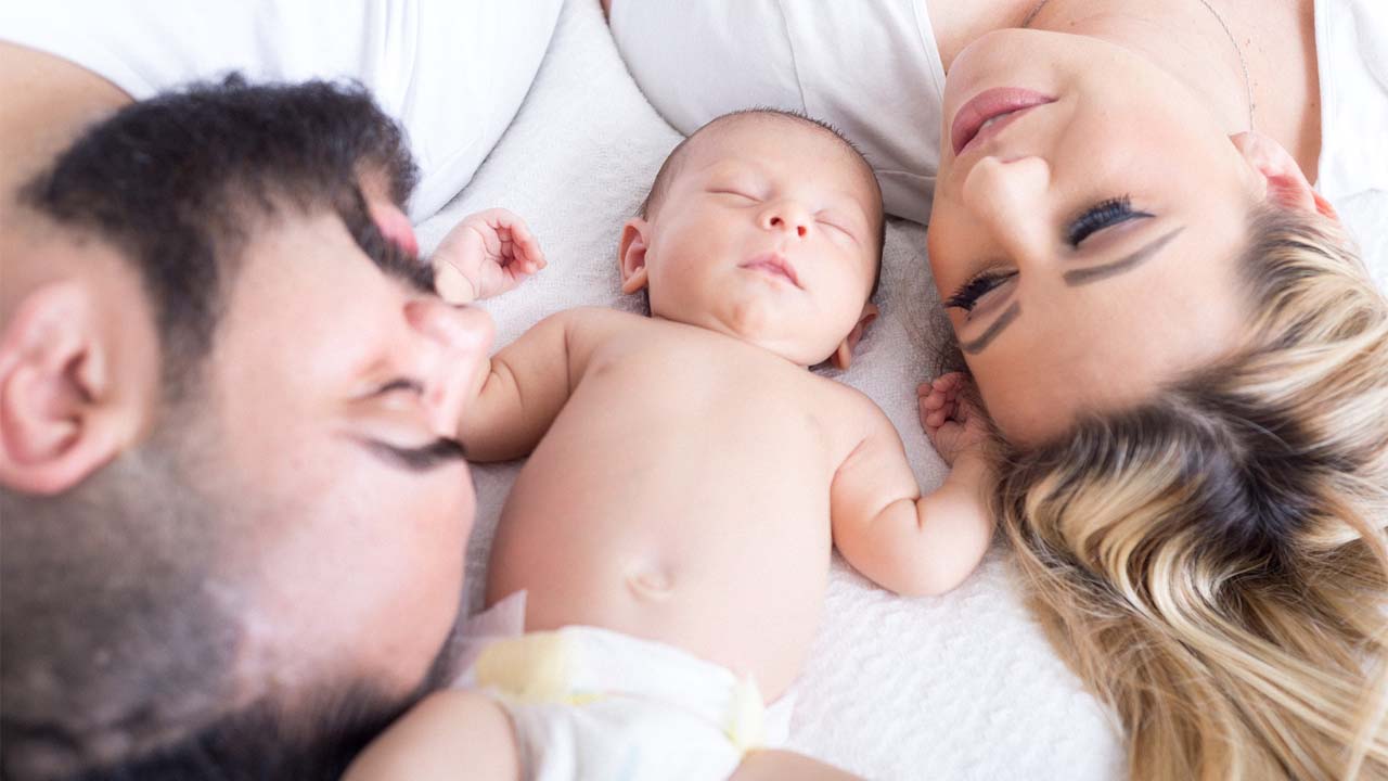 bebé en pañales con su papi y su mami